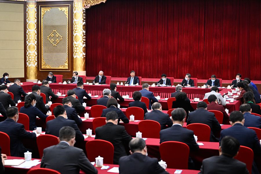 3月6日,中共中央总书记、国家主席、中央军委主席习近平看望参加全国政协十四届一次会议的民建、工商联界委员,并参加联组会,听取意见和建议。中共中央政治局常委、全国政协十四届一次会议主席团会议主持人王沪宁,中共中央政治局常委蔡奇、丁薛祥参加看望和讨论。