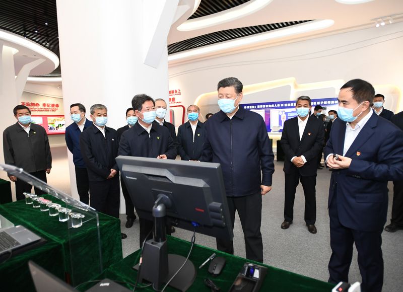 5月11日至12日,中共中央总书记、国家主席、中央军委主席习近平在山西考察。这是5月12日上午,习近平在山西转型综合改革示范区政务服务中心,了解示范区改革创新发展情况。新华社记者 谢环驰 摄