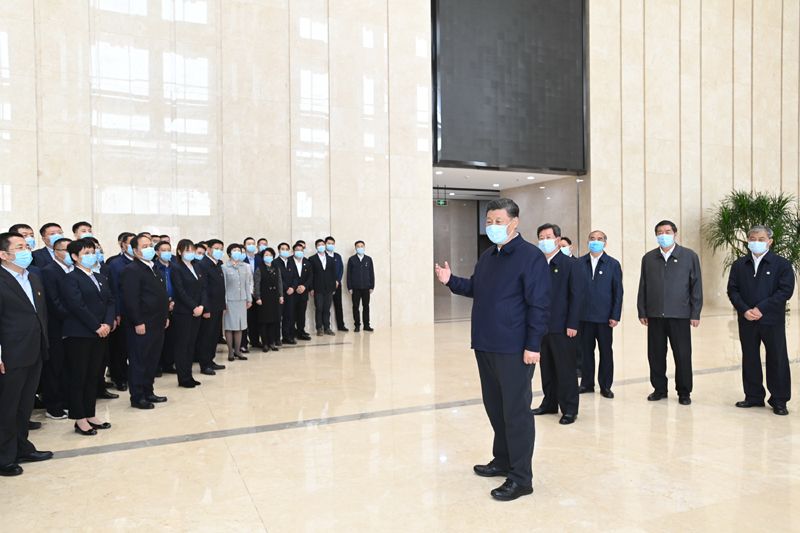 5月11日至12日,中共中央总书记、国家主席、中央军委主席习近平在山西考察。这是5月12日上午,习近平在山西转型综合改革示范区政务服务中心考察时,同工作人员亲切交流。新华社记者 李学仁 摄