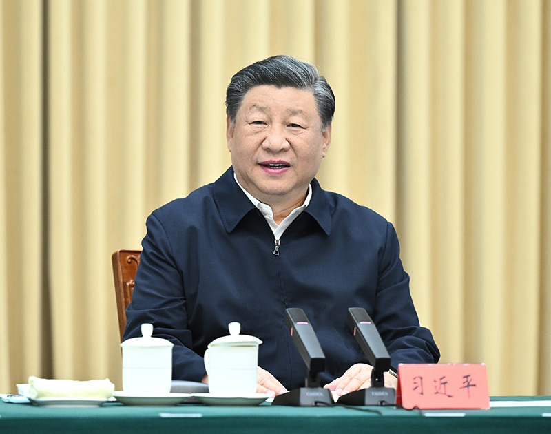 8月26日,中共中央总书记、国家主席、中央军委主席习近平在结束出席金砖国家领导人第十五次会晤并对南非进行国事访问回到国内后,在乌鲁木齐专门听取新疆维吾尔自治区党委和政府、新疆生产建设兵团工作汇报,发表了重要讲话。
