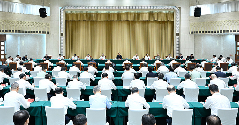 8月26日,中共中央总书记、国家主席、中央军委主席习近平在结束出席金砖国家领导人第十五次会晤并对南非进行国事访问回到国内后,在乌鲁木齐专门听取新疆维吾尔自治区党委和政府、新疆生产建设兵团工作汇报,发表了重要讲话。