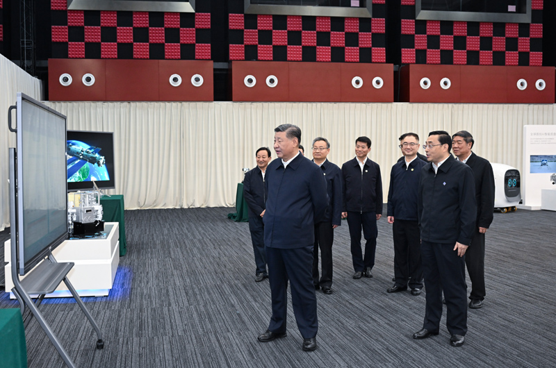 10月17日至18日,中共中央总书记、国家主席、中央军委主席习近平在安徽考察。这是17日下午,习近平在合肥滨湖科学城察看安徽省重大科技创新成果集中展示。