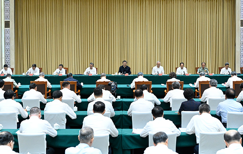 8月26日,中共中央总书记、国家主席、中央军委主席习近平在结束出席金砖国家领导人第十五次会晤并对南非进行国事访问回到国内后,在乌鲁木齐专门听取新疆维吾尔自治区党委和政府、新疆生产建设兵团工作汇报,发表了重要讲话。